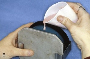 Рис. Заливание пластмассы в кювету через литниковое отверстие.