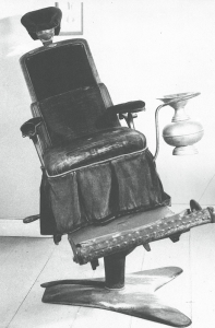 Первое наклоняемое кресло