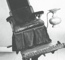 Первое наклоняемое кресло