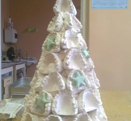 Ёлка из гипсовых моделей челюстей