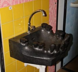 Умывальник в виде челюсти